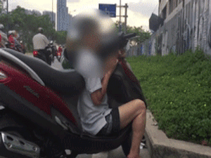 Video: Người đàn ông nghi ngáo đá vật vạ ôm xe máy cố thủ