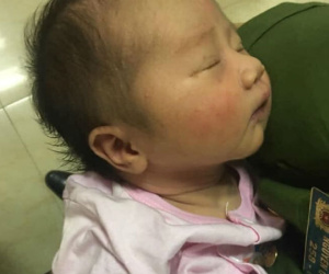 Bé gái 6 ngày tuổi bị bỏ rơi trong thùng với lời nhắn: 'Tôi không tròn trách nhiệm làm mẹ, mong mọi người giúp tôi nuôi cháu'