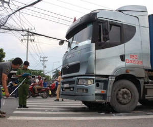 Nữ công nhân đi xe đạp bị xe container cán chết thương tâm giữa ngã tư