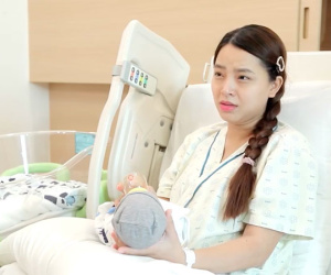 Từng bị ngộp thở đến tím tái mặt mũi lúc mới sinh, nay bé út nhà Hải Băng đã có sự thay đổi rõ rệt