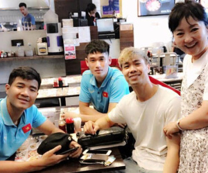 Vợ HLV Park Hang-seo chụp ảnh tươi tắn cùng Công Phượng, Đức Chinh, con trai cảm thán: Mama có rất nhiều con trai