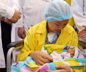 Giây phút oà khóc khi mẹ con bé Bình An gặp nhau
