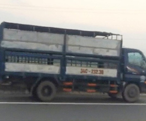 Xe tải chạy ngược chiều 'như điên' trên cao tốc