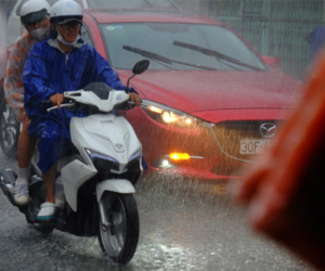 Mưa lớn kèm gió lốc mạnh khiến người Sài Gòn hốt hoảng, ướt sũng vì trở tay không kịp