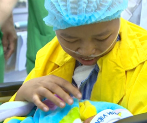Video: Người mẹ ung thư giai đoạn cuối lần đầu ôm con vào lòng