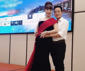 Cô dâu 62 tuổi được chồng trẻ tháp tùng đi thi Hoa hậu ở Indonesia sau lùm xùm mang thai giả