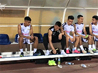 Bùi Tiến Dũng 'diễn xiếc' trên ghế dự bị