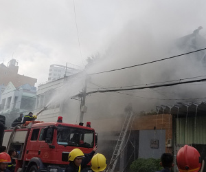Người phụ nữ bồng bé trai 10 tuổi thoát khỏi công ty bốc cháy ngùn ngụt ở Sài Gòn