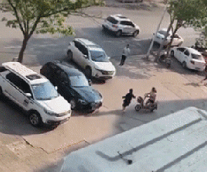 Vừa làm xong thủ tục ly hôn, chồng lái xe đâm thẳng vào vợ khiến cộng đồng mạng phẫn nộ