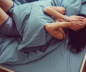 Chờ đợi mãi tưởng được đêm tân hồn mặn nồng, ngờ đâu tôi với anh ngồi nhìn nhau tới sáng