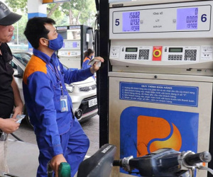 Giá xăng tiếp tục giảm mạnh