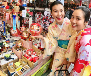Chia tay bạn trai Tây về nước, Hoàng Oanh lại tung tẩy sang Nhật với em gái