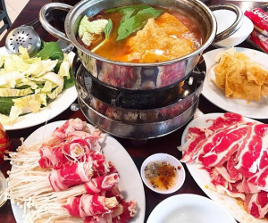 Đang ăn lẩu thì nhân viên 'đuổi khéo' sang bàn khác, chàng trai ấm ức ra về còn bị quán 'dằn mặt' ghi lại số xe