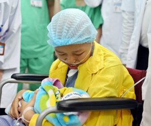 Người mẹ ung thư rớt nước mắt sau lần đầu gặp Bình An: 'Em mong được khỏe để gặp con nhiều hơn'