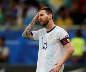 Messi mất gần 1 giờ đồng hồ để giải thích về thất bại của Argentina