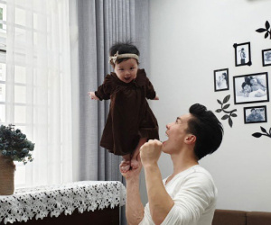 Quốc Nghiệp tiếp tục gây choáng khi khoe clip làm xiếc với con gái 6 tháng tuổi