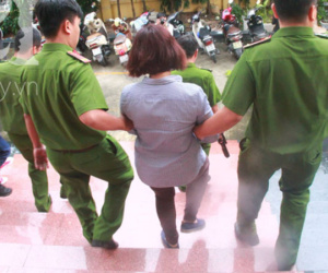 Ông bố xấu hổ vì bị kẹt đầu vào ghế phải nhờ người cứu giúp, con trai đứng kế bên làm hành động khiến ai cũng thích thú