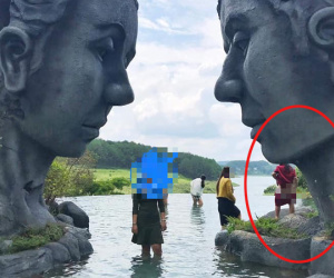 Cô gái vô tư kéo váy 'tiểu bậy' tại hồ Vô Cực Đà Lạt giữa ống kính của nhiều du khách thăm quan
