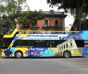 Video: Khách Tây phấn khích trải nghiệm chuyến buýt 2 tầng đầu tiên tại Hạ Long