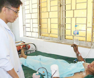 Dùng điện thoại khi sạc, nam thanh niên bị nổ nát bàn tay