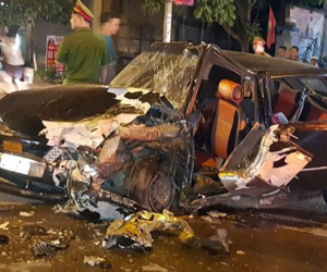 2 xe ô tô đâm nhau, 3 người bị thương nặn