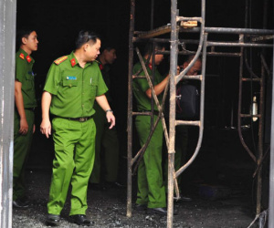 Mâu thuẫn sinh hoạt, chồng dùng bu lông đánh vào đầu vợ rồi tưới xăng tự thiêu