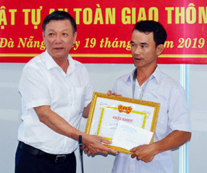 Đà Nẵng khen thưởng người thợ đục khối bêtông trên quốc lộ