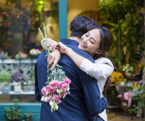 Lần đầu hẹn hò, cô ấy kéo tôi đi khắp trung tâm thương mại, đến quầy thanh toán thì gặp sự cố bất ngờ khiến cả hai bối rối