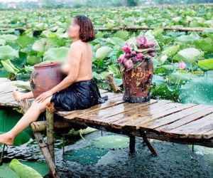 Thêm một bà cô cởi trần, ngực xệ ôm chiếc lu khiến dân mạng tiếp tục hoảng hốt về một mùa sen ở Hà Nội