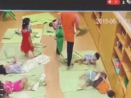 Hé lộ clip cho thấy khoảnh khắc cô giáo tát bé trai hơn 2 tuổi bầm mặt, tụ máu môi