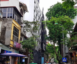 Cao ốc vượt tầng cạnh Hồ Gươm hiên ngang xây dựng, thách thức chính quyền