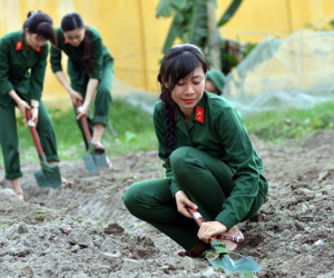 Ông bố lên mạng than thở 'cả gia đình hao mòn năng lượng' chỉ vì con gái mang 'virut quân sự' về khiến dân mạng phì cười