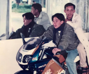 Ông bố rich kid thập niên 90 hot nhất MXH: Mặc đồ cool ngầu, cưỡi motor hầm hố làm bao cô điêu đứng