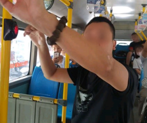 'Tự sướng' trên xe buýt ngay cạnh bé gái cấp 2, nam thanh niên khiến cộng đồng mạng ngán ngẩm