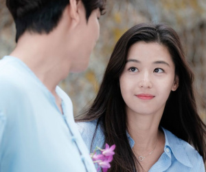 Đang hớn hở bóc quà cưới, cô dâu đùng đùng bỏ đi ngay trong đêm tân hôn khi thấy món quà từ tình cũ của chồng