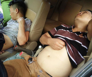Hà Nội: Ô tô mất lái lao lên vỉa hè, 2 thanh niên trong xe hạ kính nằm lăn ra ngủ