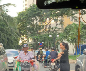 Bầu 6 tháng, vợ Hoàng Bách vẫn 'lao' xuống đường giải quyết kẹt xe và cái kết đầy bất ngờ