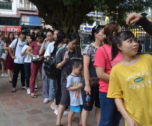 Sĩ tử, phụ huynh xếp hàng dài mua vé vào Văn Miếu cầu may trước ngày thi THPT