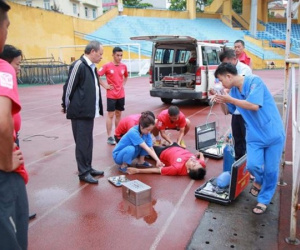 Trọng tài FIFA Việt Nam ngất xỉu khi kiểm tra thể lực tại Hàng Đẫy