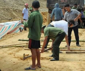 Đổ đất kênh thủy lợi ở Hà Tĩnh, thấy thi thể trôi trên xe xuống