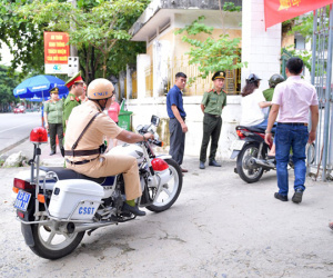 Ảnh: Cảnh sát Hà Giang dùng xe chuyên dụng hú còi 'hộ tống' thí sinh ngủ muộn đến điểm thi