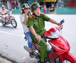Hà Giang: Lại một thí sinh ngủ quên, CSGT sử dụng xe chuyên dụng đưa đến điểm thi