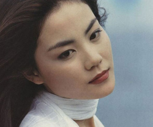 Không 'sương sương' như Trương Bá Chi, Vương Phi từ xưa đã makeup sắc sảo, bảo sao Tạ Đình Phong đến giờ vẫn mê mẩn