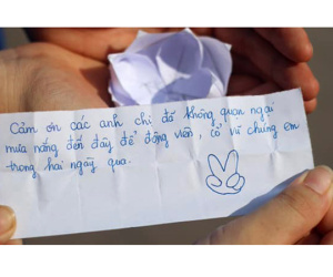 'Mát lòng' với bông hoa giấy cùng tâm thư cảm ơn ngọt lịm của cô nàng thí sinh gửi các sinh viên tình nguyện sau 2 ngày thi THPT Quốc gia