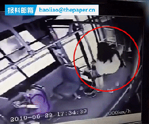 Thót tim cảnh cô gái nhảy khỏi xe buýt đang chạy đến bị tổn thương đầu và toàn thân, vài phút hấp tấp khiến cả đời hối hận
