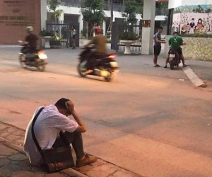 Xôn xao hình ảnh nam sinh ôm đầu lang thang cả đêm ngoài đường không dám về nhà gặp bố mẹ vì không làm được bài