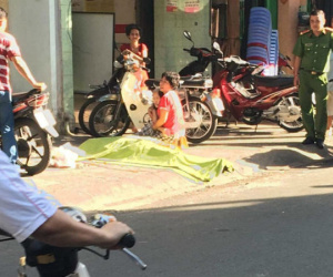 TP.HCM: Nam thanh niên rơi từ lầu cao xuống đất tử vong, mẹ đau đớn khóc nghẹn bên thi thể con