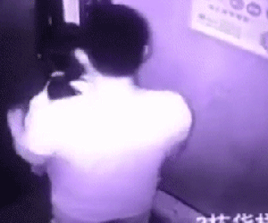 Gã biến thái sàm sỡ bé gái 13 tuổi trong thang máy bất chấp phản ứng gay gắt của đứa trẻ gây bức xúc cộng đồng mạng