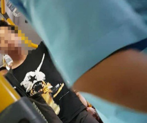 Hà Nội: Xuất hiện thêm một nam thanh niên 'tự sướng' ngay sau lưng 2 cô gái trên xe buýt