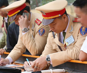 Đề xuất công khai tên, số điện thoại của cảnh sát giao thông